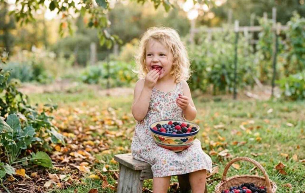 child eating blueberries